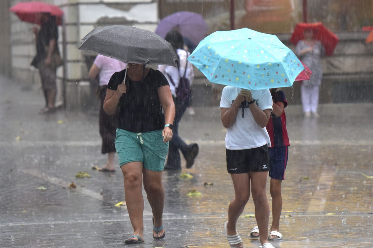 Prihajajo močna neurja meteorolog pojasnil kje in kdaj bo najhuje N1