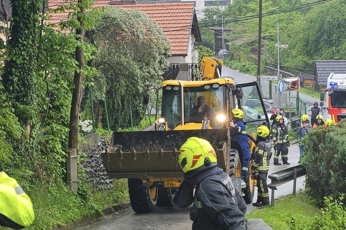 Močno deževje povzročilo precej preglavic zalite kleti plazovi