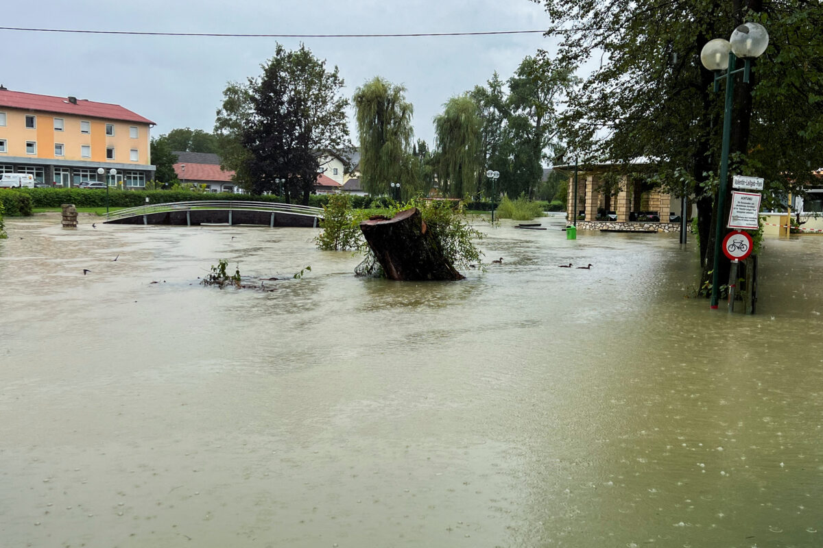 Na Avstrijskem Koro Kem V Narasli Reki Utonil Lovek N