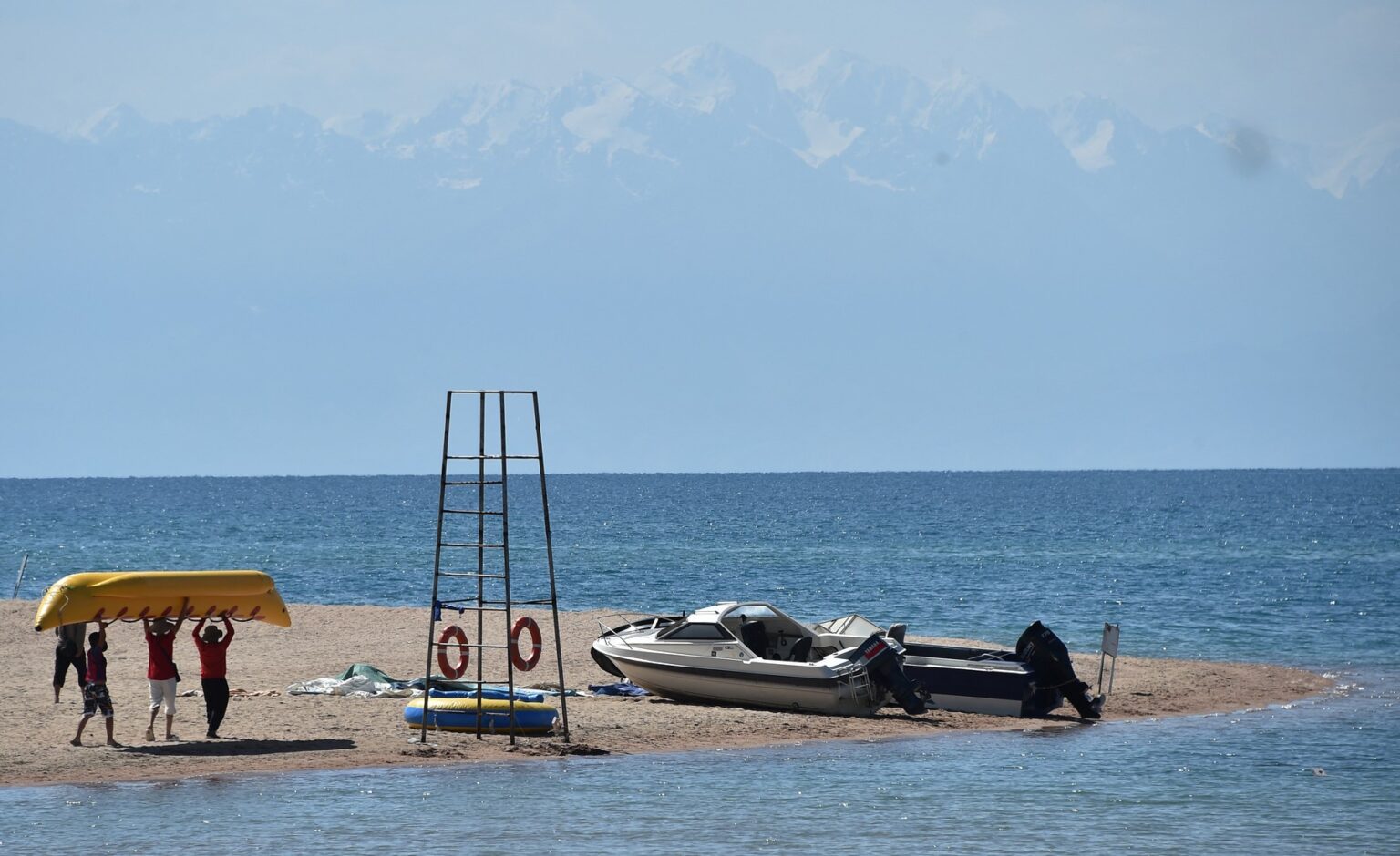 Čudovito gorsko jezero ki velja za eno največjih na svetu N1