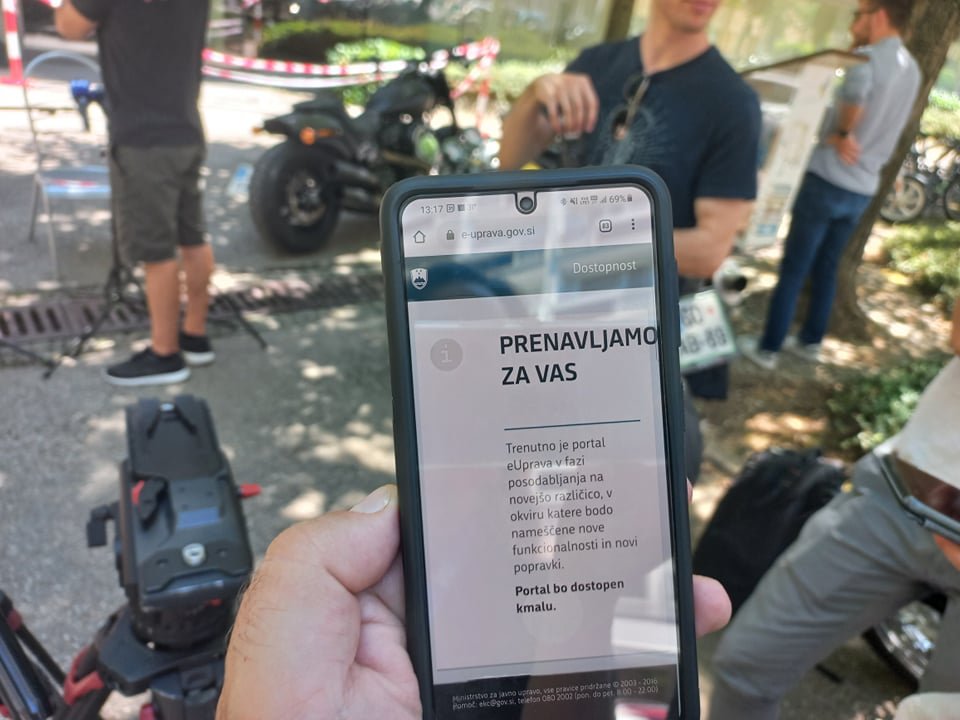 Ministrstvo: Težave pri oddaji podpisov za referendum prek e-uprave smo odpravili. Sindikati: To ne drži