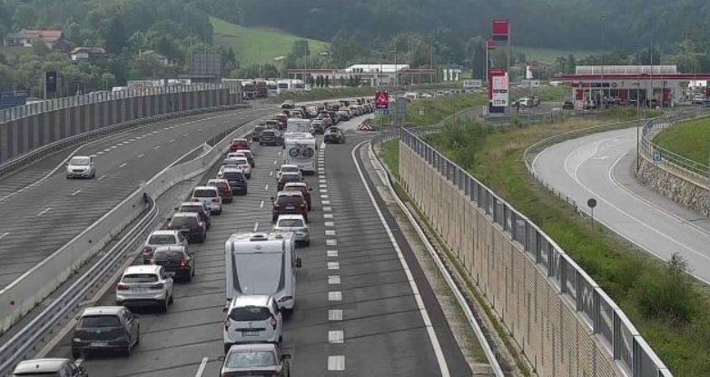 Na slovenskih cestah več nesreč, promet ovirajo tudi nevihte