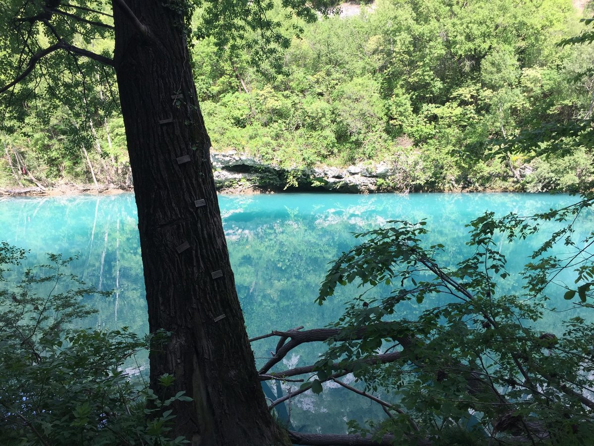 Padajoče skale na reki Soči poškodovale švicarsko družino