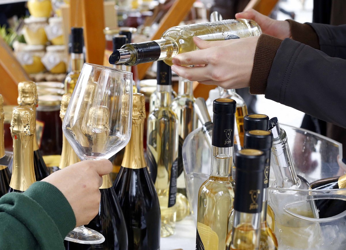 Slovenski paradoks z alkoholom: med dvema skrajnostma izgubljamo razum