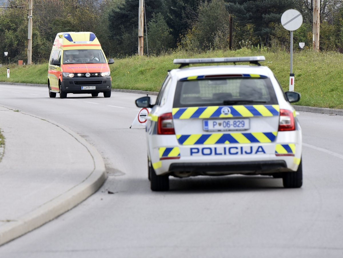 Pijan povzročil nesrečo, se skril v reko, nato pa so ga reševali policisti