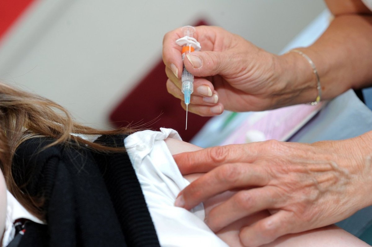 Proti HPV cepljene generacije deklet z 42 odstotki manj predrakavih sprememb materničnega vratu
