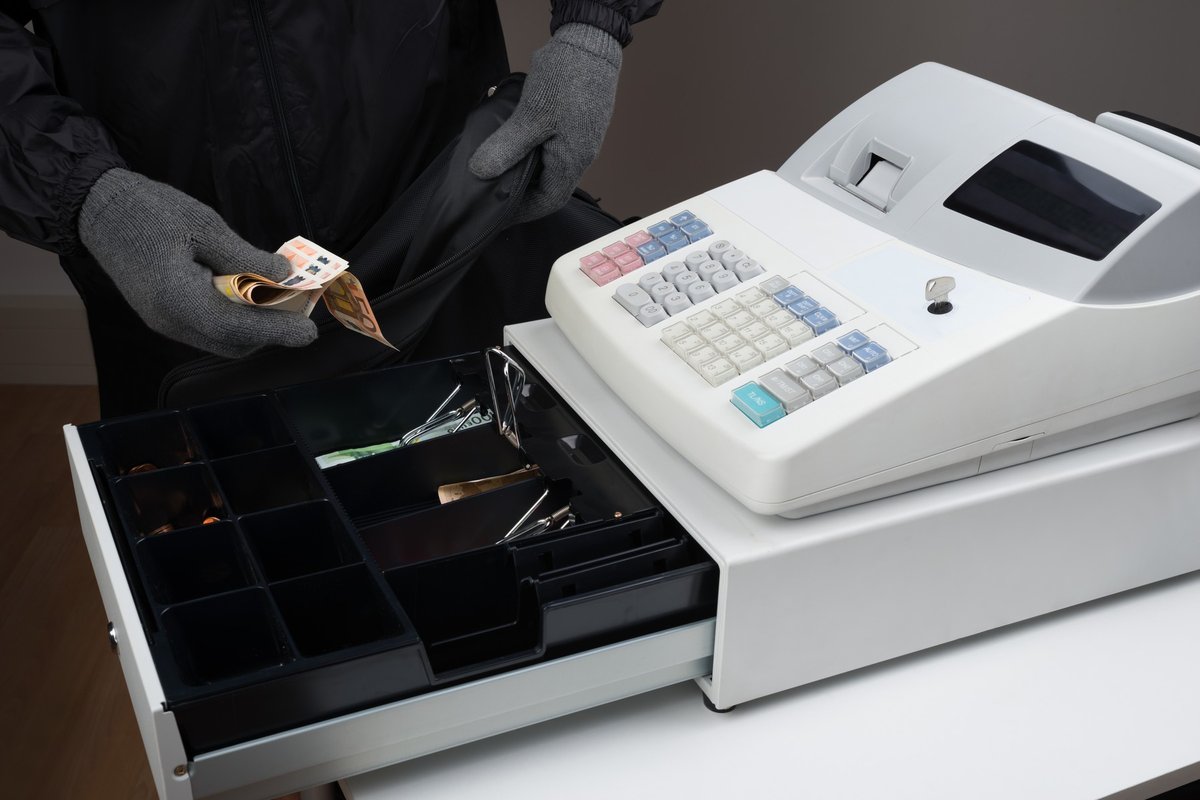 V Mariboru z ostrim predmetom grozil blagajničarki