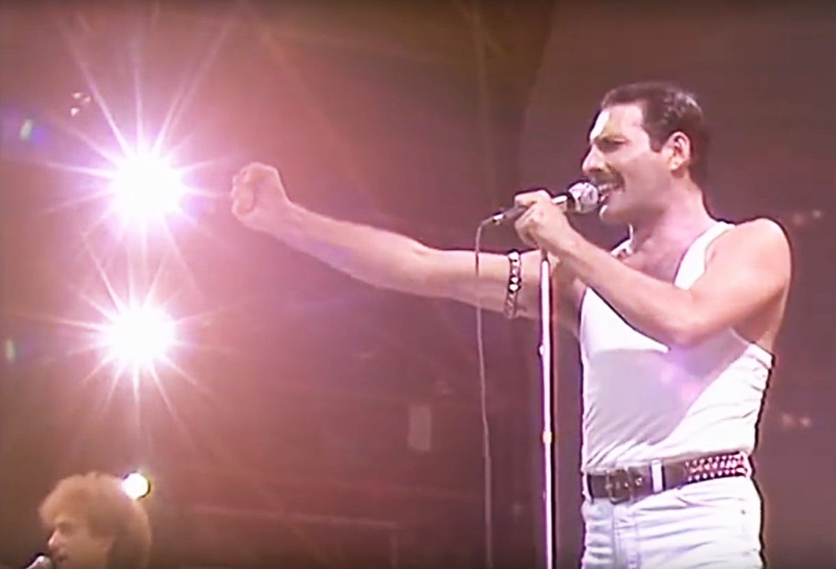 Klavir, mikrofon in osebni predmeti Freddieja Mercuryja na dražbi za več milijonov