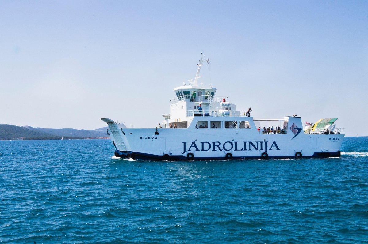 Potniki na trajektu Jadrolinije za več ur obtičali na morju