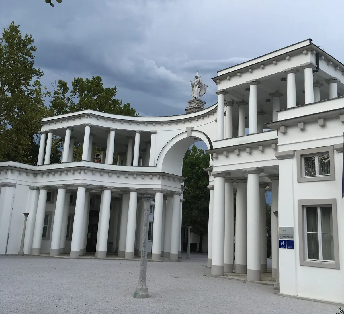 SDS, NSi in Demokrati z zakonom za pokop žrtev povojnih pobojev na ljubljanskih Žalah