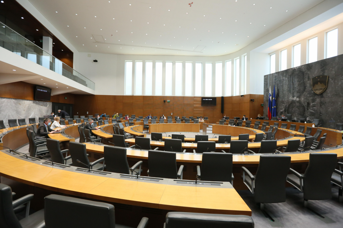 Kaj sledi po volitvah: kdaj naj bi se prvič sestal državni zbor in kako poteka sestavljanje vlade?