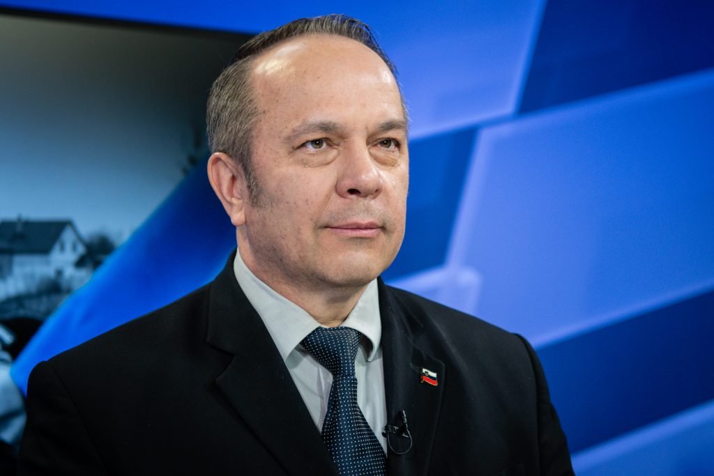 Weber: Ravnanje Branka Grimsa ni v skladu s smernicami EPP