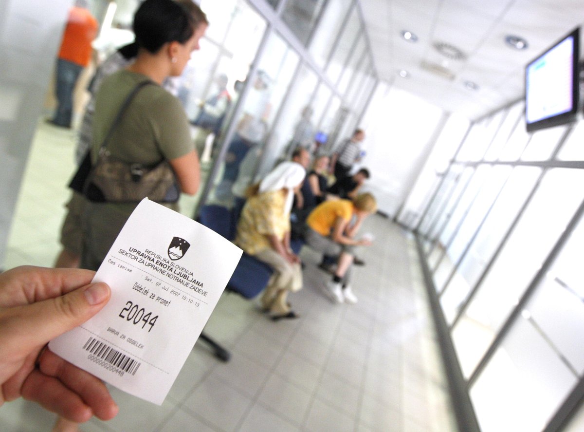 Upravne enote imajo polne roke dela: beležijo "bistveno povečanje" števila vlog