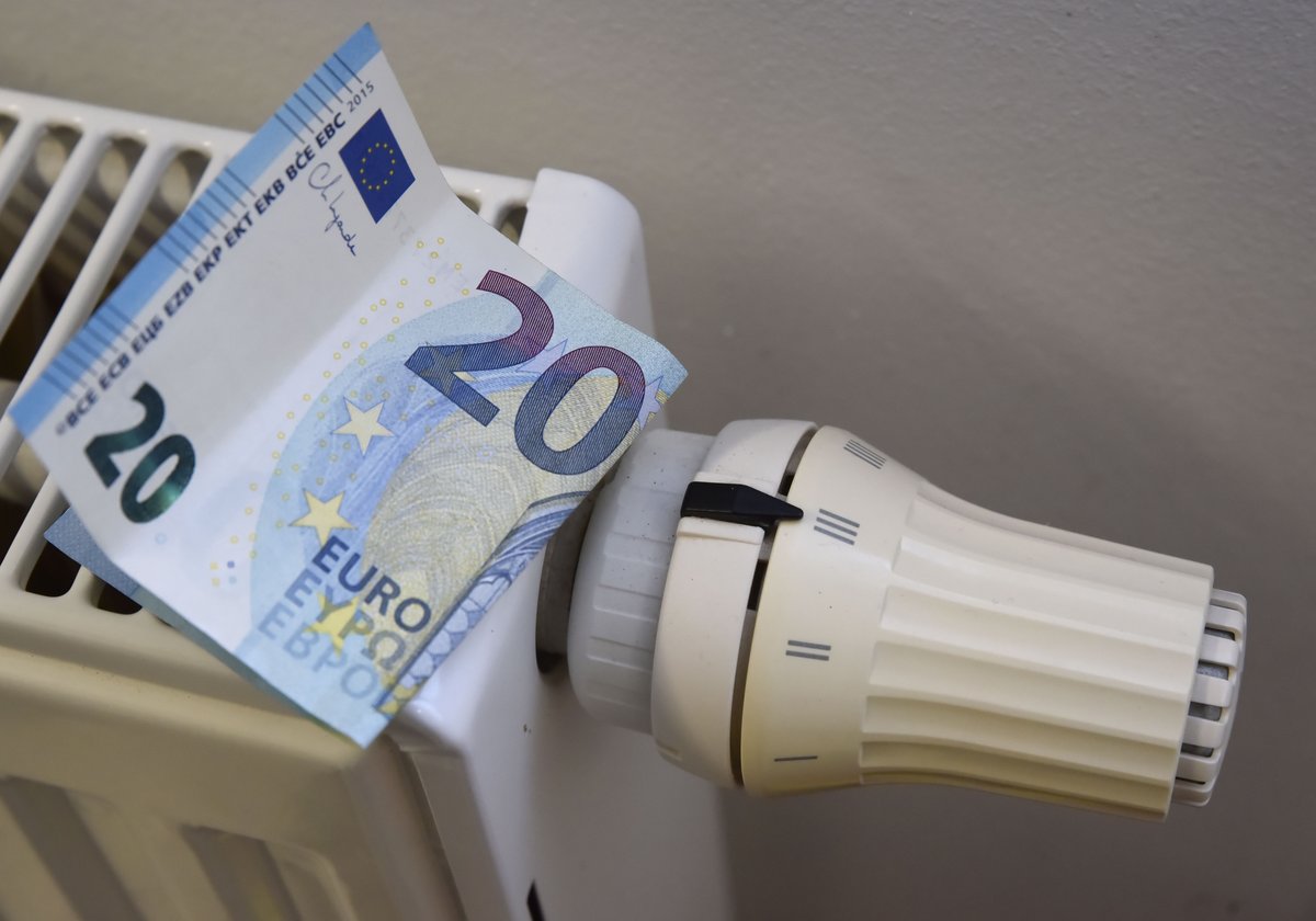 Komisar EU pozval k znižanju dajatev na energijo: gospodinjstvo bi privarčevalo 200 evrov letno