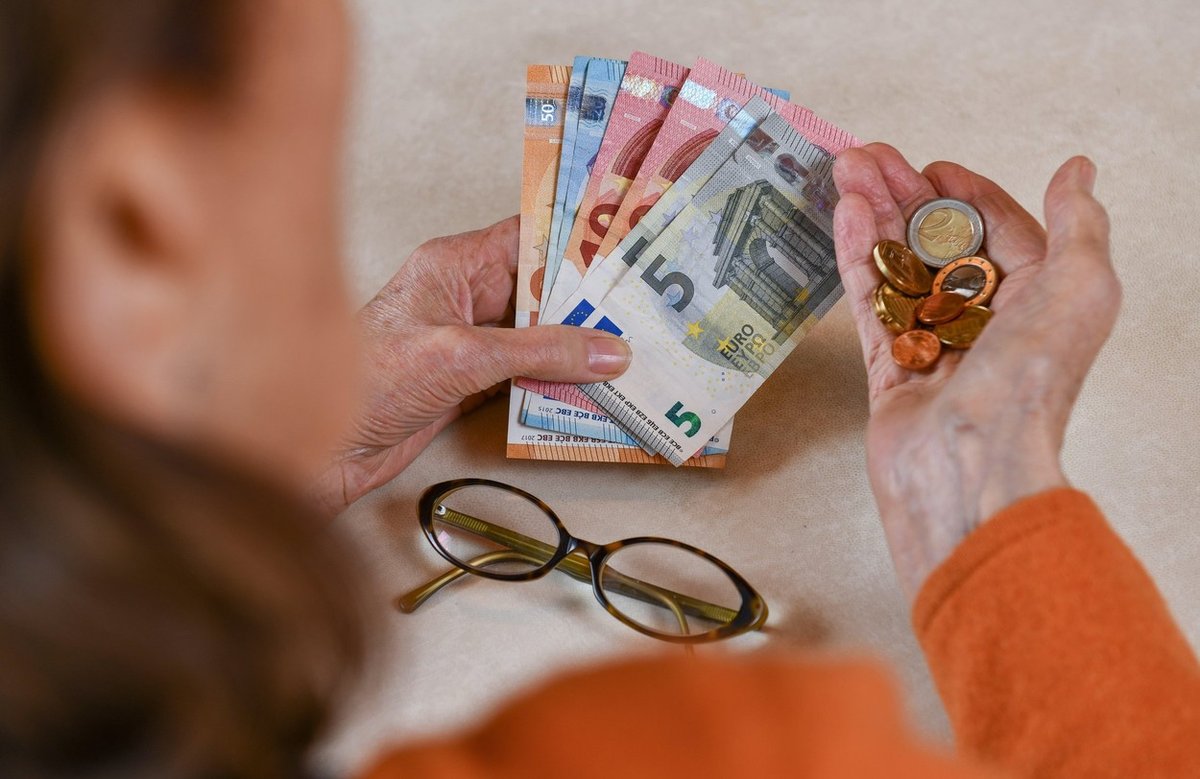 Predlog SDS bi upokojencem omogočil hkratno prejemanje plače in polne pokojnine