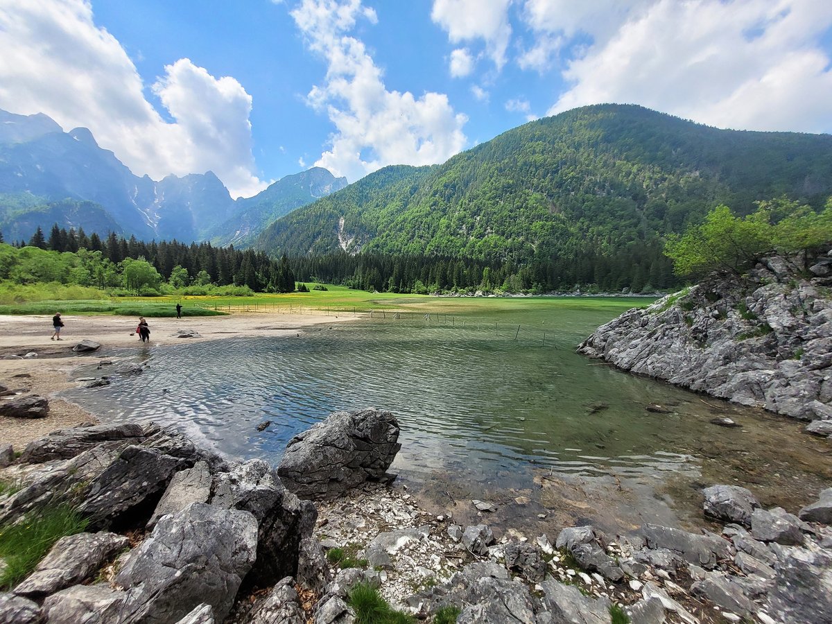 Na območju Belopeških jezer našli dve trupli, šlo naj bi za slovenska državljana