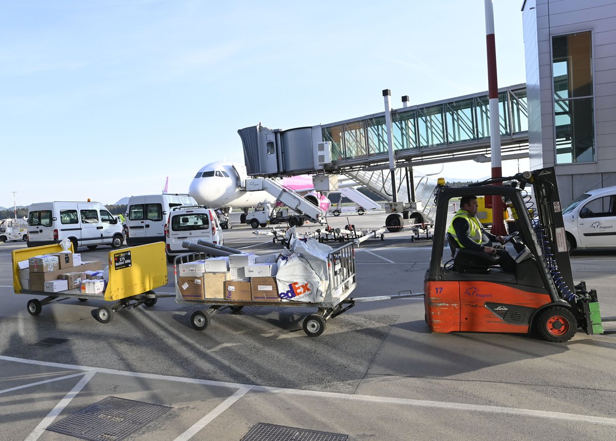 Na Brniku pristali še dve letali s Slovenci, prihajata še dve iz Rijada