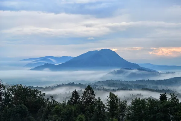 Vrača se sonce, a po nižinah ne bo šlo brez megle