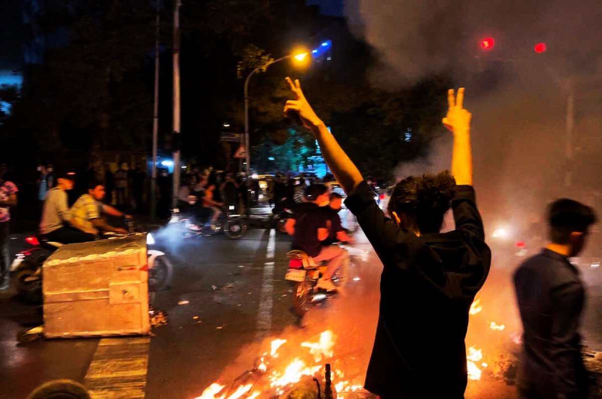Iranske oblasti zaradi obtožb v zvezi s protesti leta 2022 usmrtile moškega