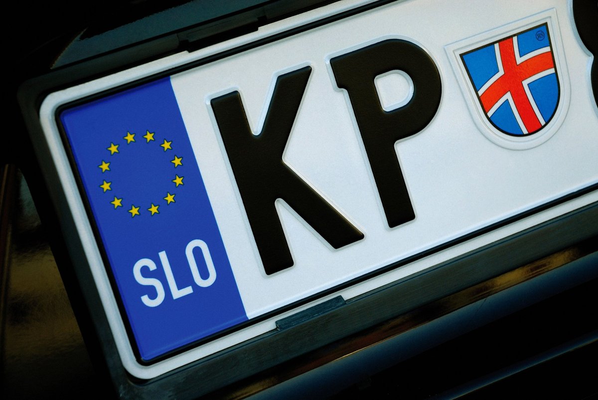 Ali imam lahko na registrski tablici kratico LJ, na grbu pa novogoriško vrtnico?