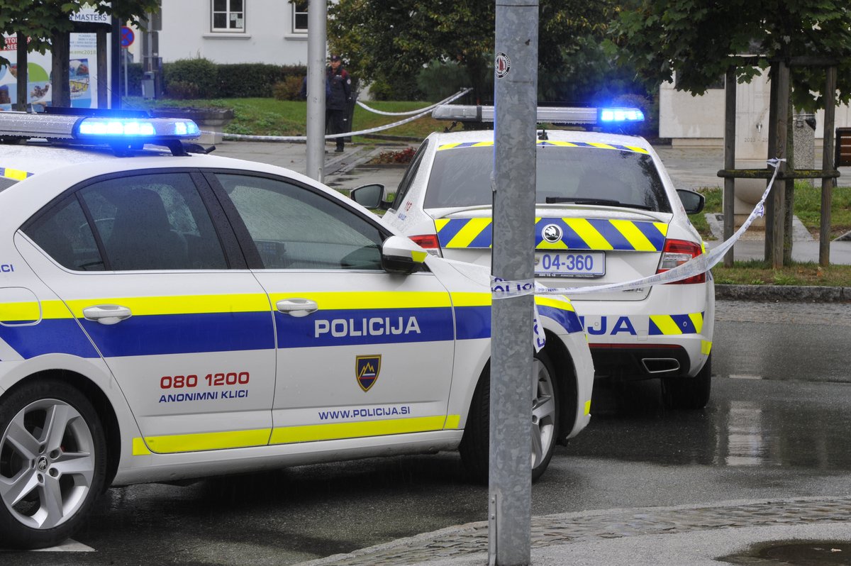 Moški obnemogel in med nudenjem pomoči postal agresiven, pri njem nato našli ročno bombo