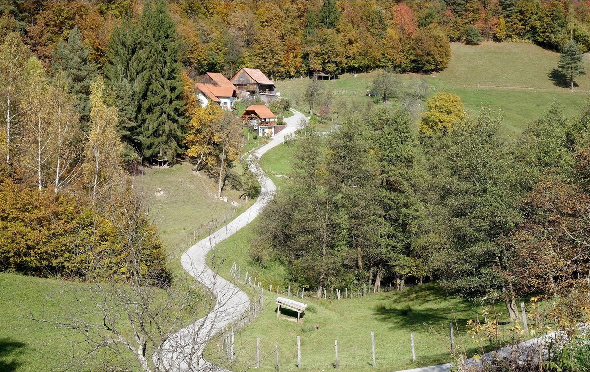 Župani opozarjajo na ukinjanje različnih poslovalnic in storitev v manjših občinah