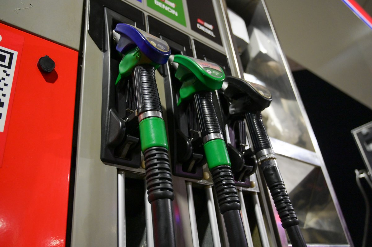 Pocenitev pogonskih goriv: bencin cenejši za 1,6 centa, dizel in kurilno olje za 4,6 centa