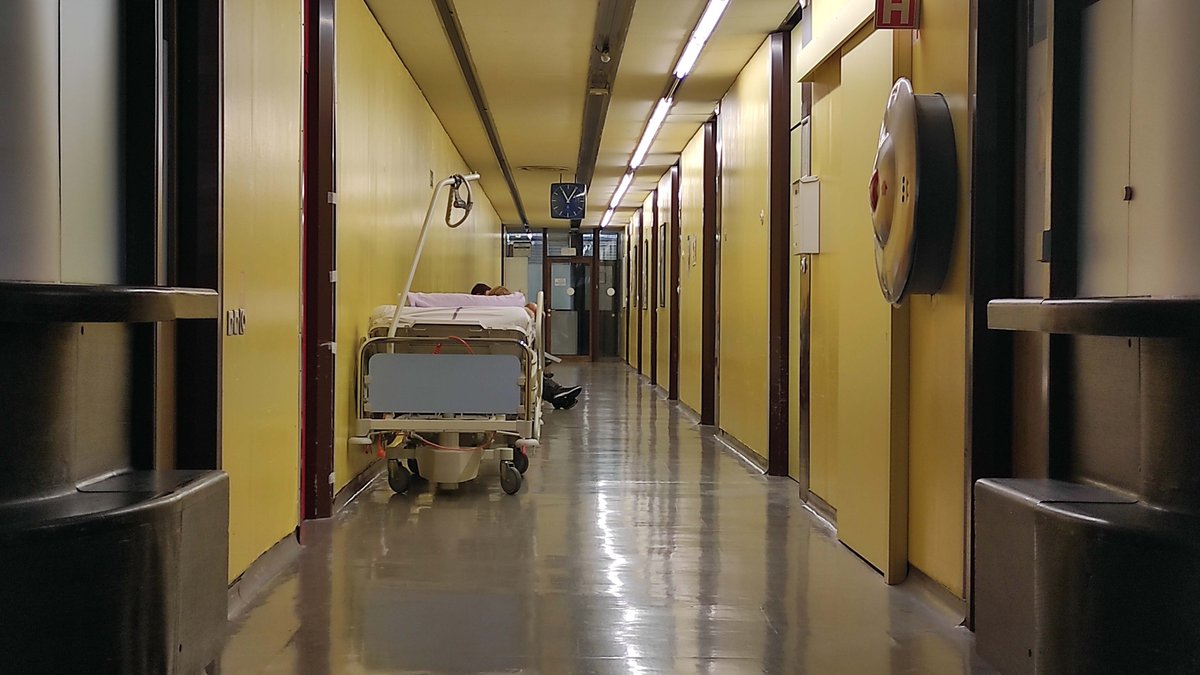 V ljubljanskem kliničnem centru zaradi gripe ponekod omejili obiske