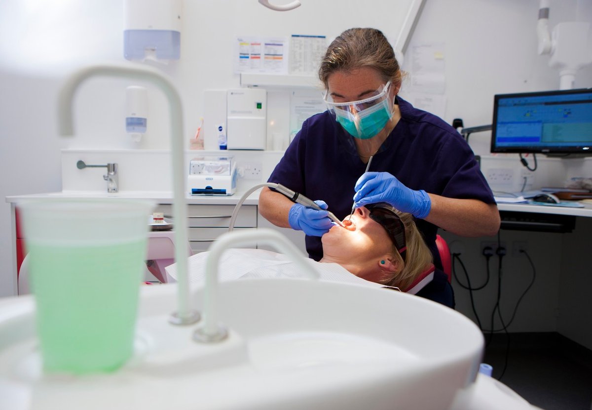 Več kot 760 zobozdravnikov podprlo maksilofacialne kirurge UKC