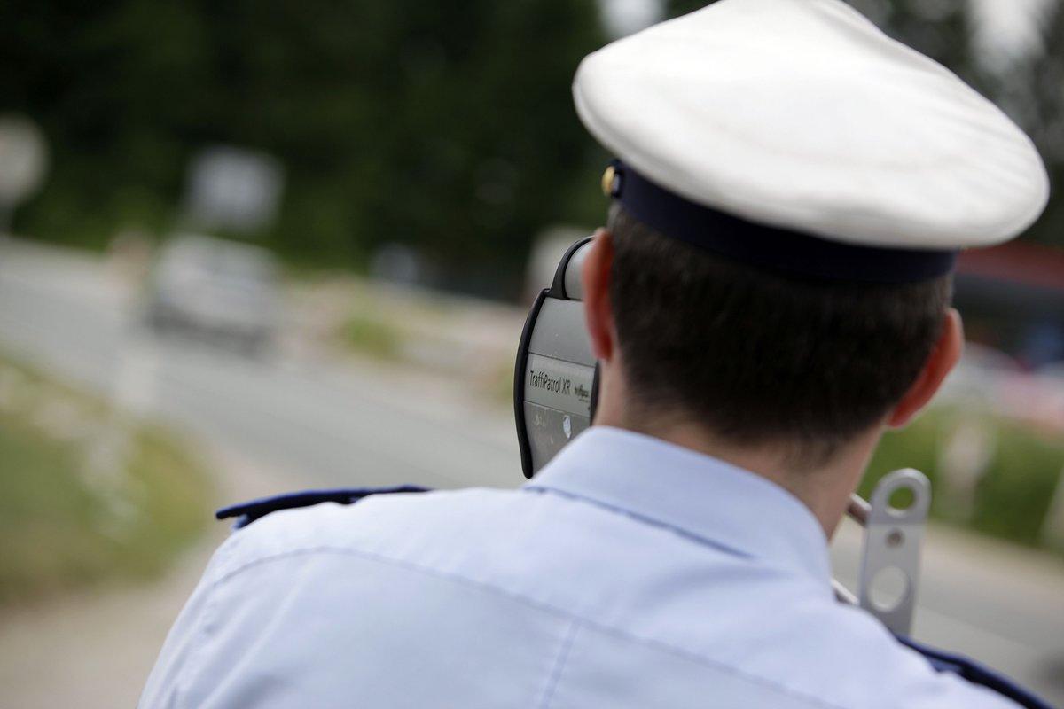 Vozil prehitro in izgubil oblast ter se zaletel v parkiran policijski avto