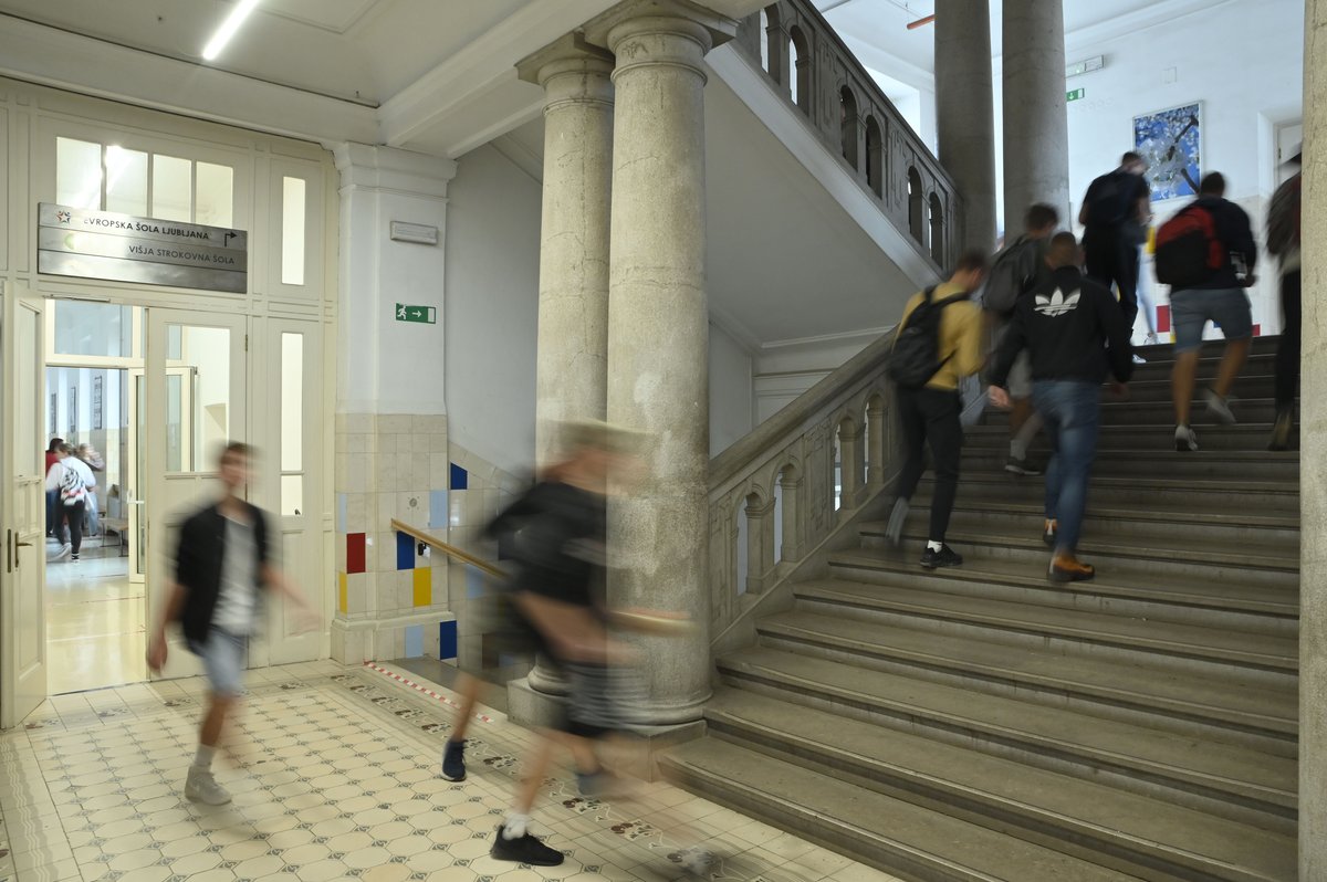 Poslanci potrdili spremembo pravil za pridobitev Zoisove štipendije
