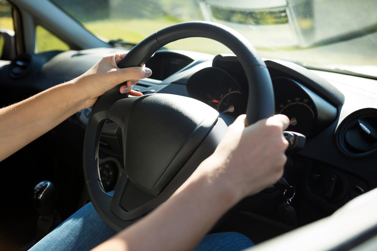 Neodgovorna voznica ni poskrbela niti za lastno varnost niti za varnost otrok