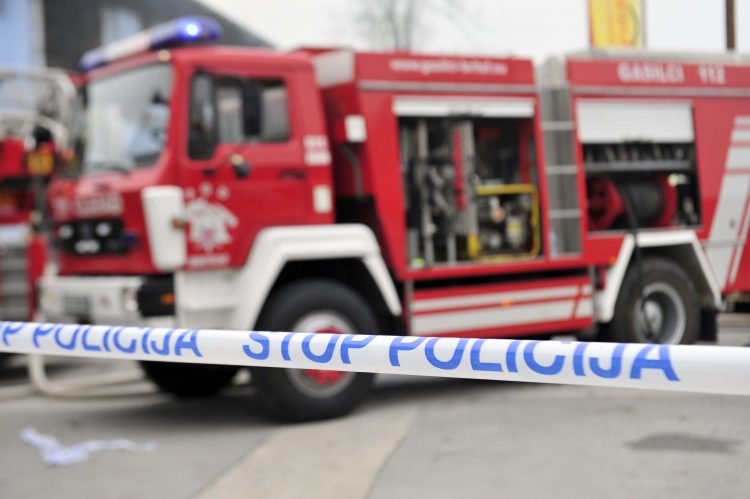 V pogoreli hiši v Postojni našli mrtvo osebo