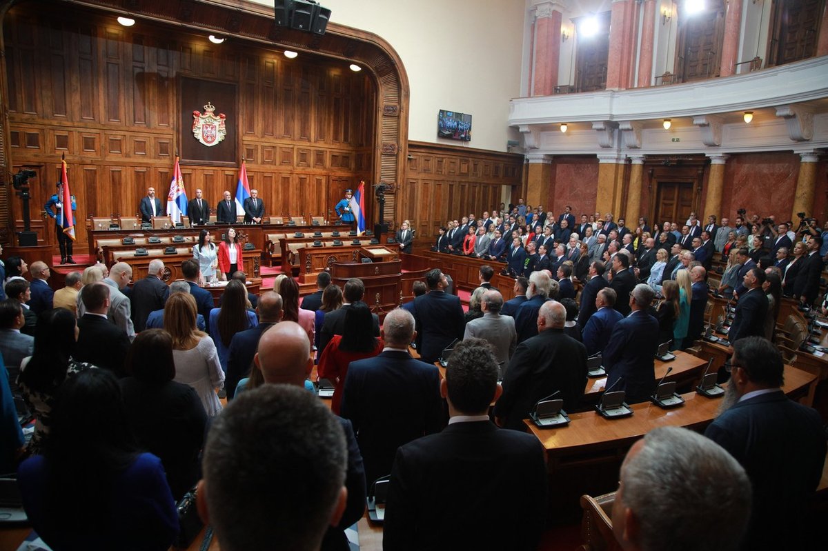 Srbski parlament preložil glasovanje o nezaupnici vladi