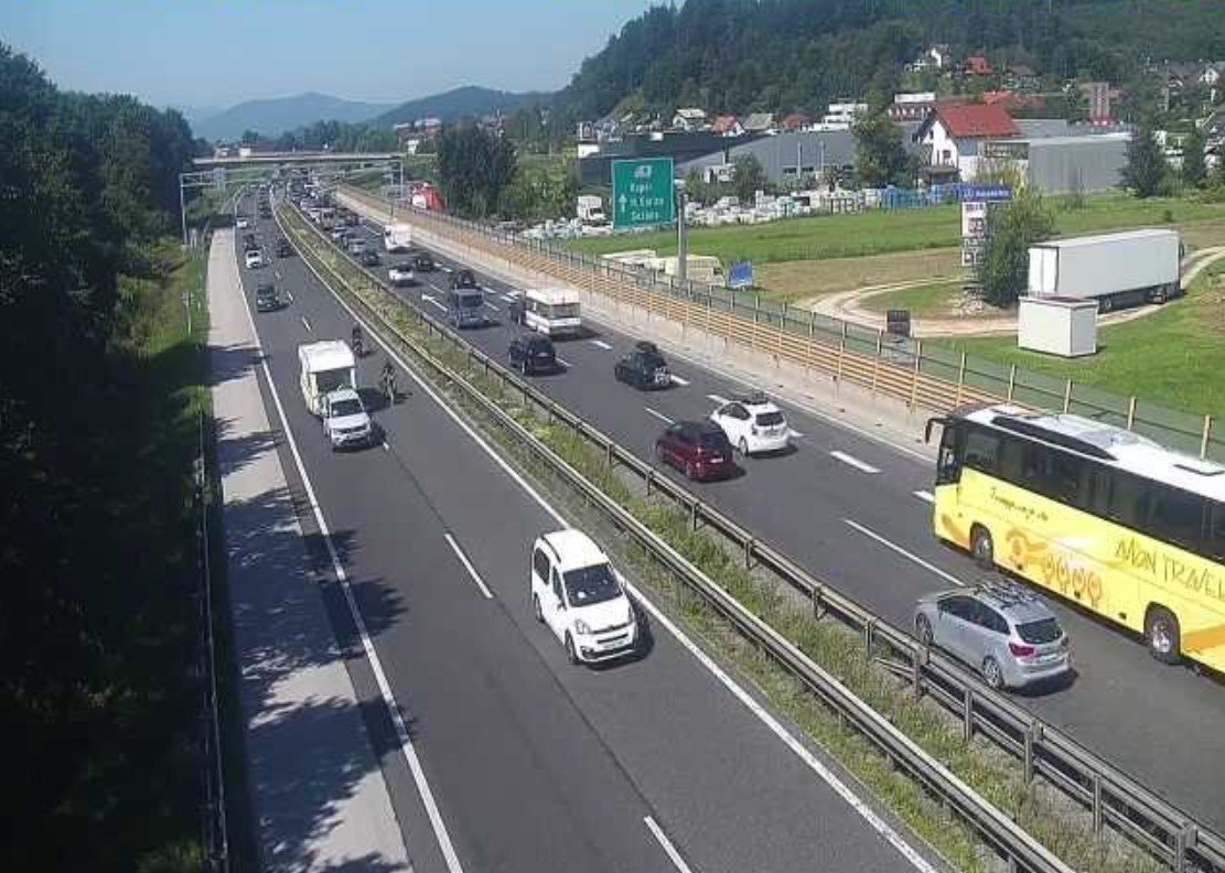 Na primorski avtocesti verižno trčenje, zaprt levi vozni pas