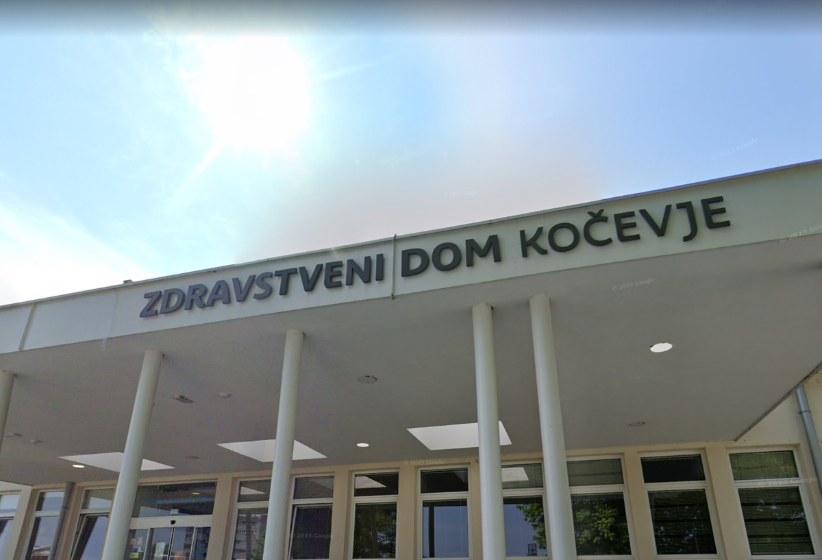 Napad na dijaka pred Zdravstvenim domom Kočevje