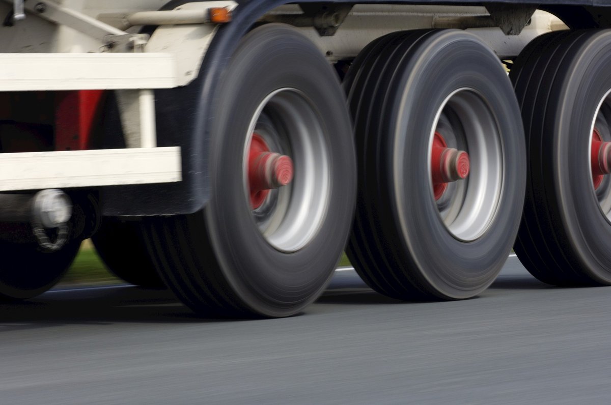 Na bencinskem servisu tovornjakar zbil 72-letnega pešca, ki je umrl