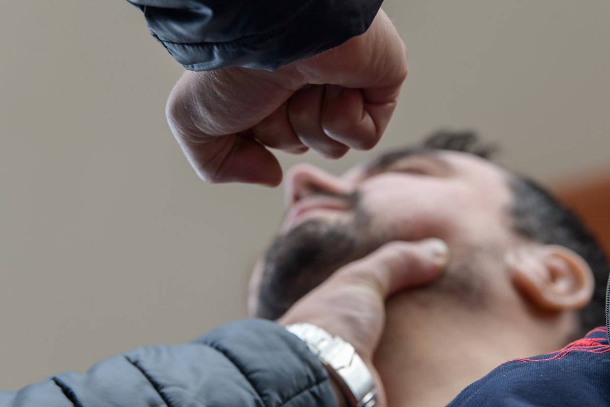 Serija incidentov v Kopru in Izoli: zažgali stojnico, pretepali mimoidoče