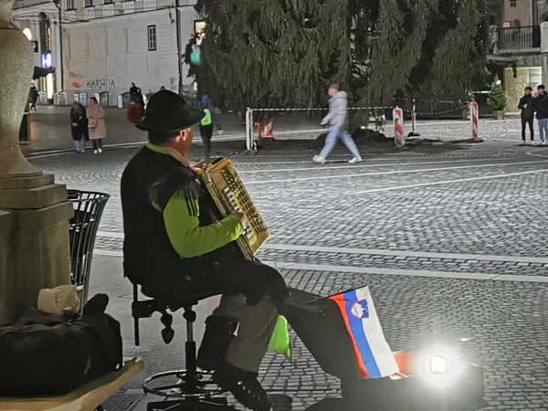 Na Prešernovem trgu shod harmonikarjev v znak podpore slovenski glasbi