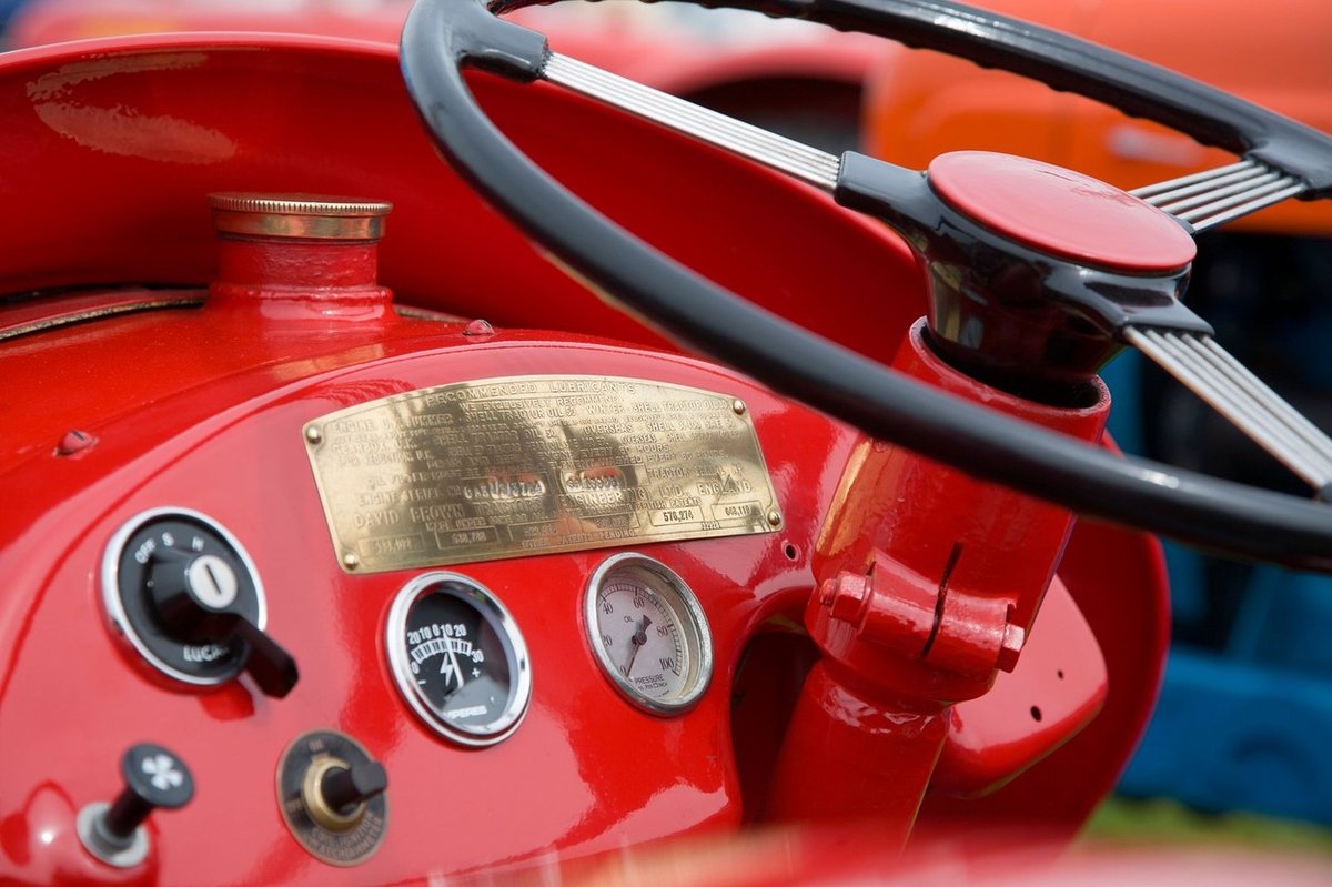 V hudi nesreči s traktorjem umrl 18-letnik