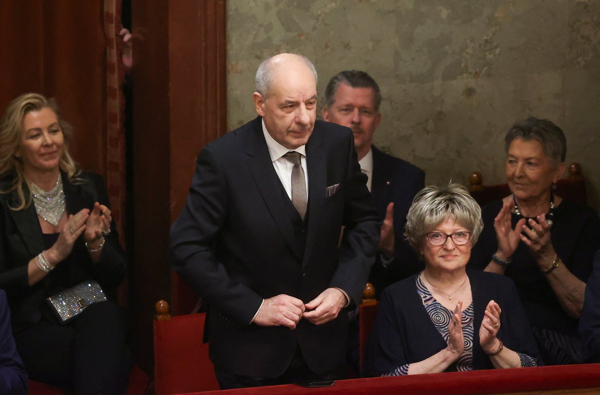 Madžarski predsednik podpisal dokument, s katerim je odstavil samega sebe