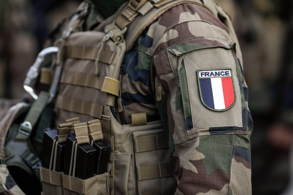 Francija uvaja prostovoljno služenje vojaškega roka