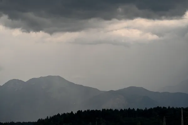 Sloveniji se bliža obsežen ciklon, konec tedna bo v znamenju padavin