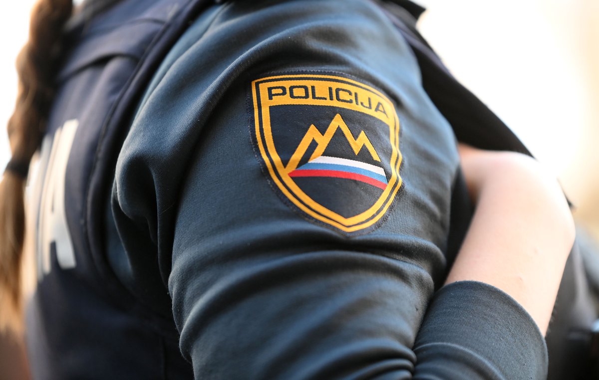 Na prireditvi moški v glavo udaril tri fante in zbežal čez travnik