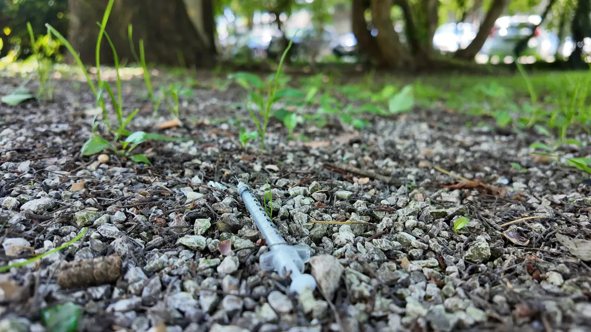 Kaj naj Ljubljančani storijo, če najdejo odvrženo iglo