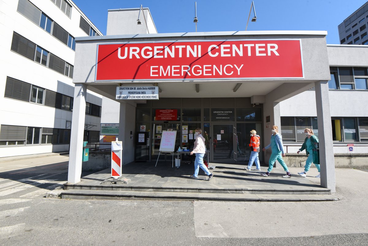 Zaradi helikopterja je starejša ženska padla na tla in se hudo poškodovala