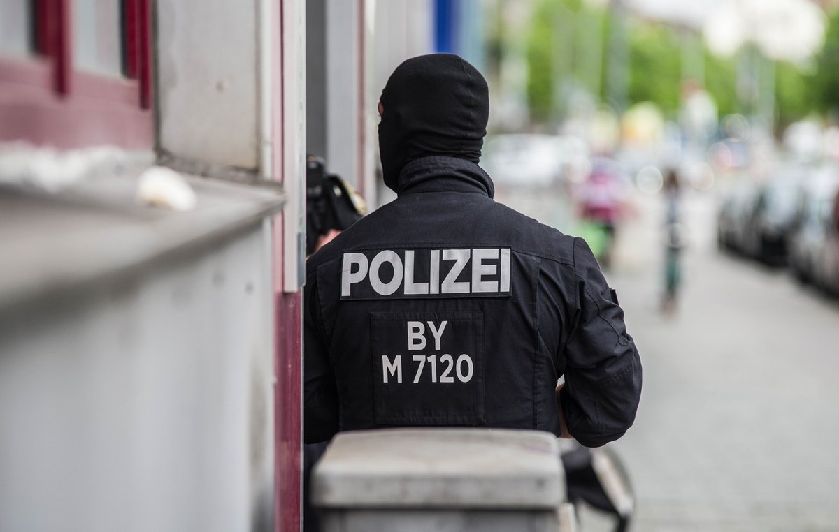Sum sabotaže: incident ob železniški progi ohromil promet in internetne povezave