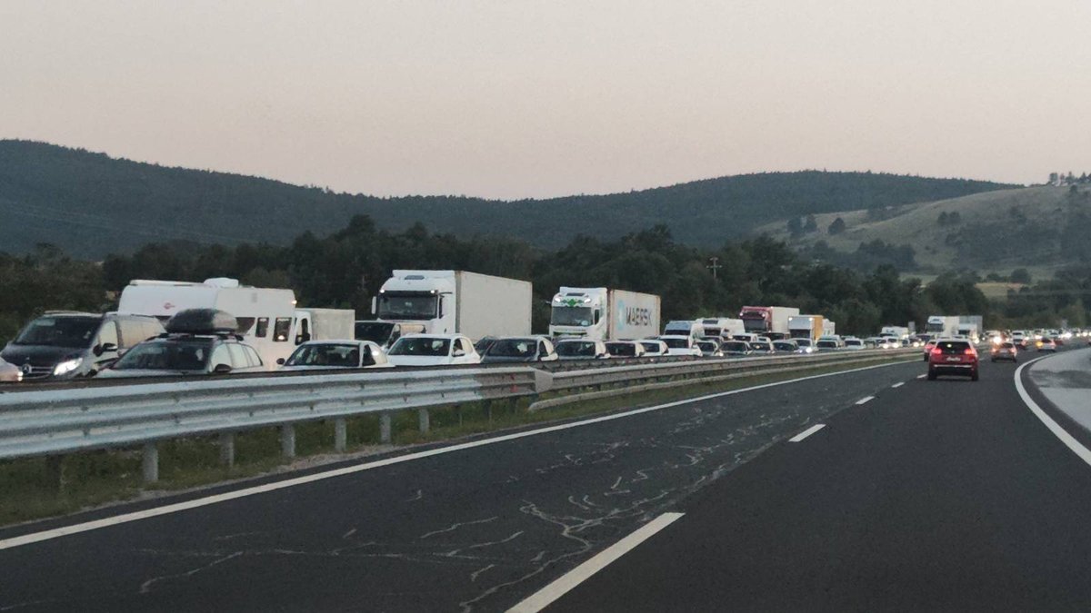 Primorska avtocesta proti Ljubljani zaprta, nastaja zastoj