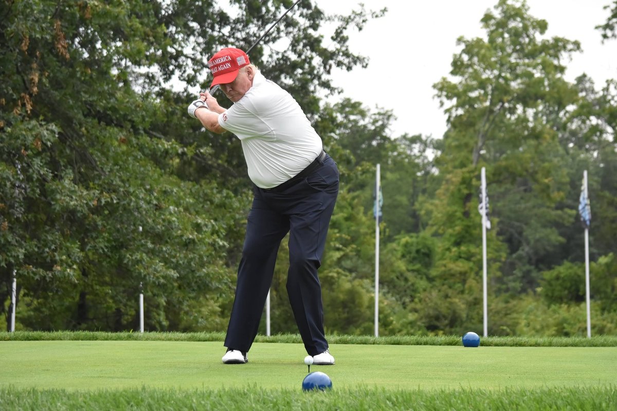 Ameriški vojaški lovci prestregli dve letali v bližini Trumpovega igrišča za golf