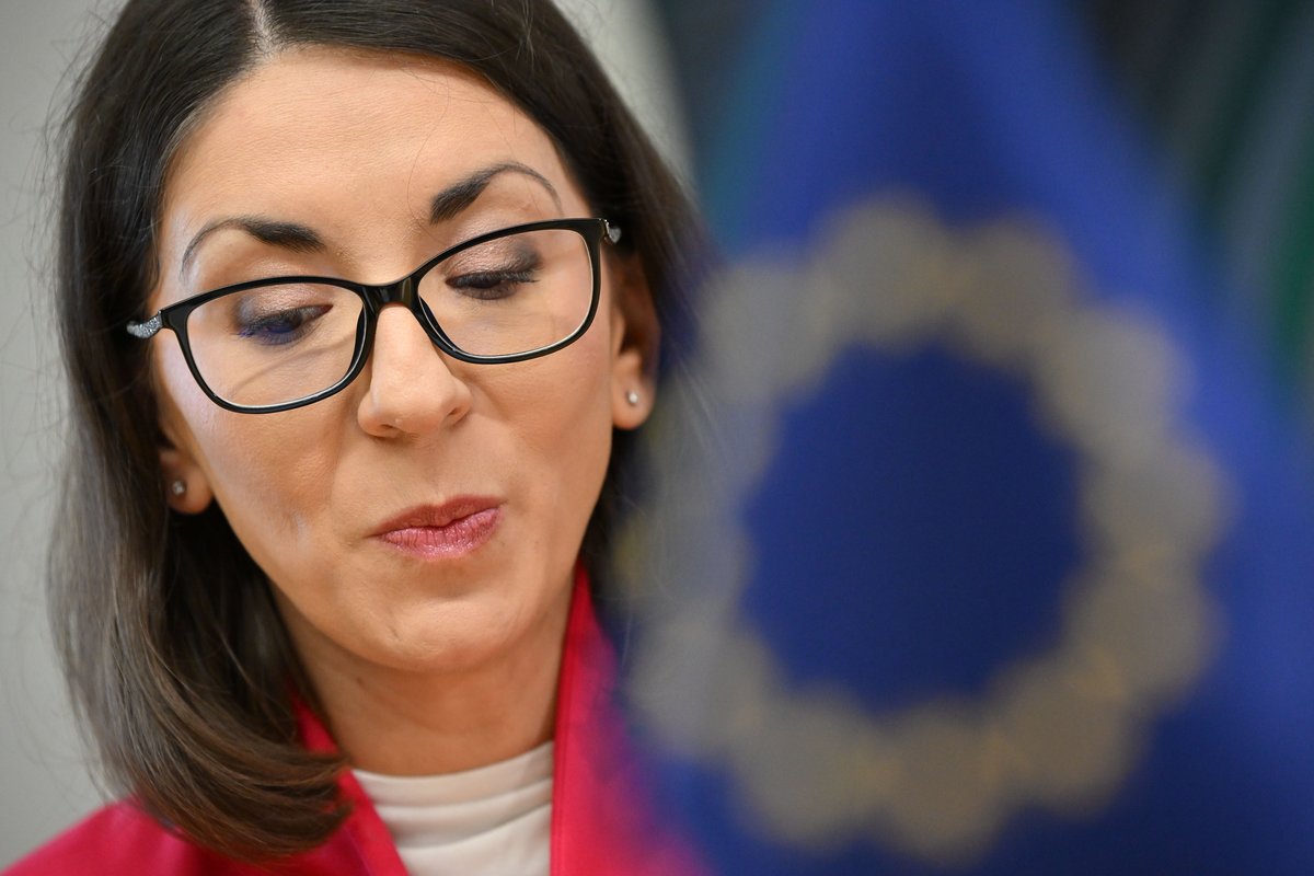 Ovadbe zaradi oškodovanja proračuna: šlo naj bi za nakup prenosnikov v času ministrice Stojmenove Duh